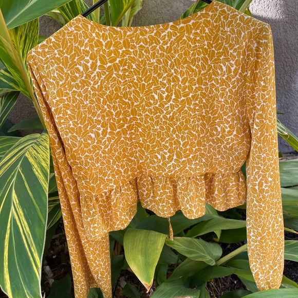 The cutest yellow tie top - Picture 4 of 4
